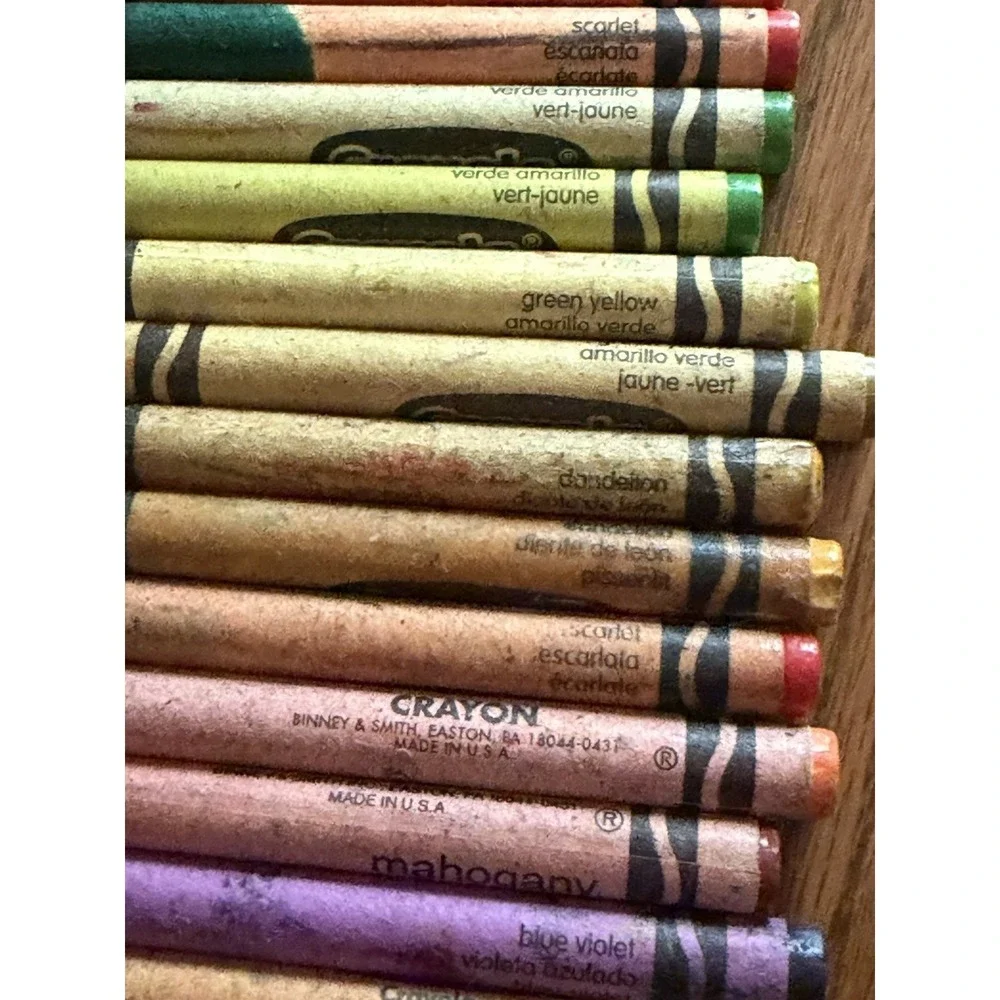 Crayola lot crayons
